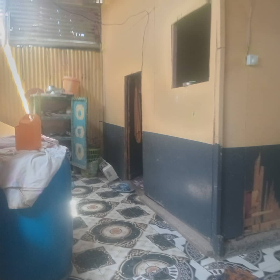 Vend d'une maison de 5 chambres et deux cusines et deux toilettes ainsi deux portes séparé 