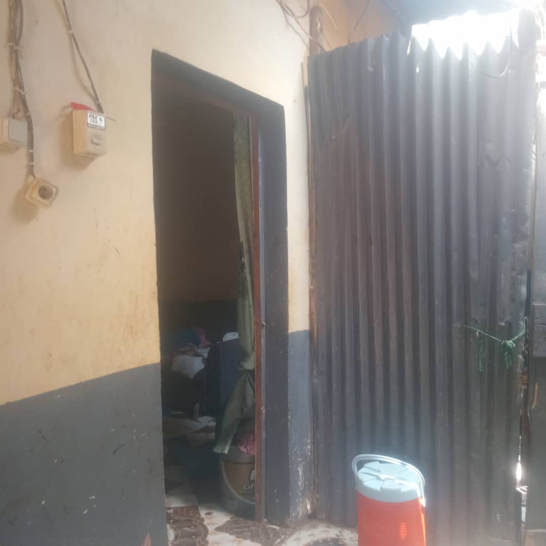 Vend d'une maison de 5 chambres et deux cusines et deux toilettes ainsi deux portes séparé 