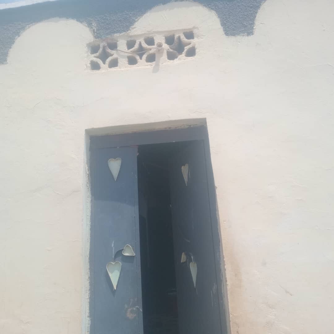 Vend d'une maison de 5 chambres et deux cusines et deux toilettes ainsi deux portes séparé 