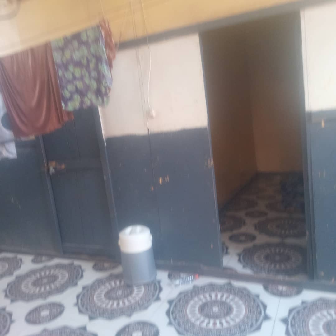 Vend d'une maison de 5 chambres et deux cusines et deux toilettes ainsi deux portes séparé 