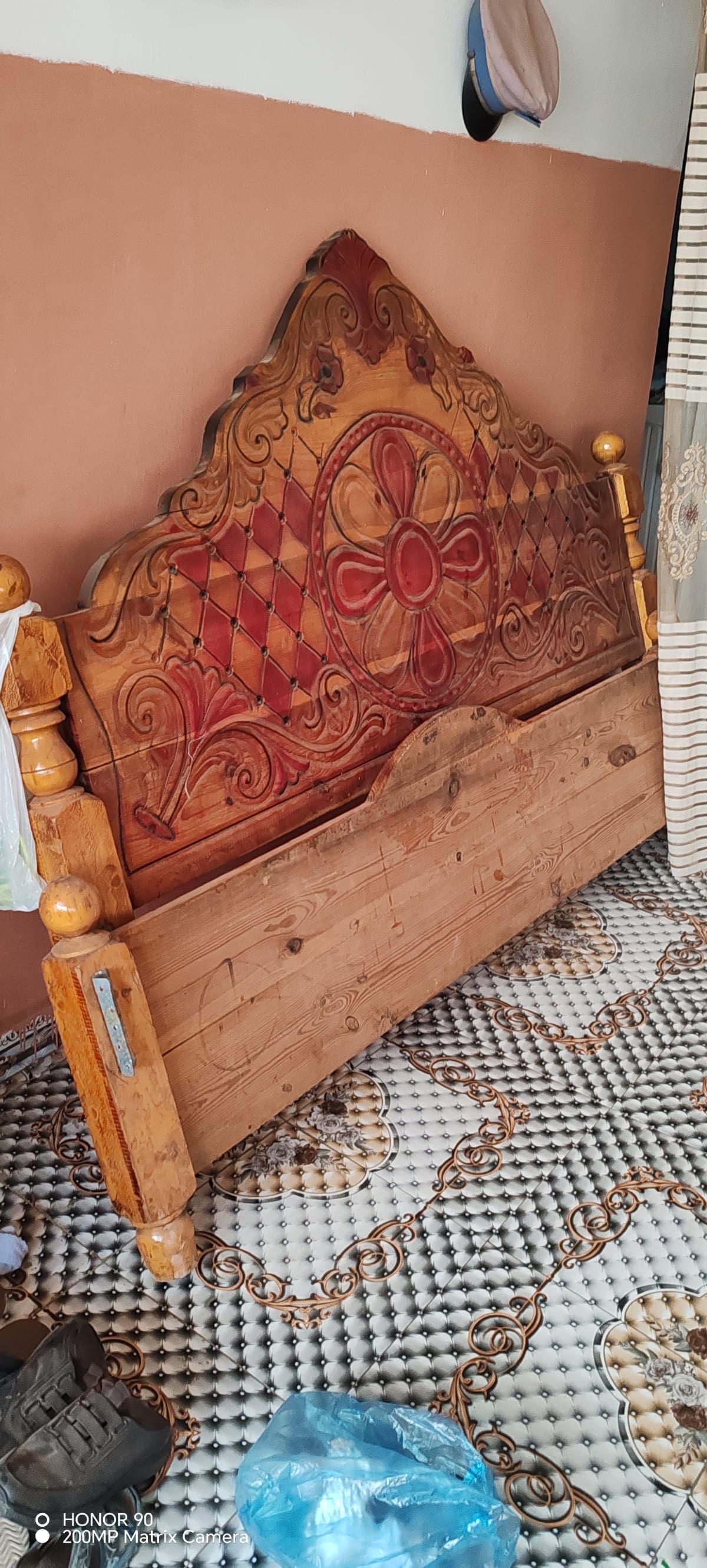 Lit double en bois sculpté avec deux tables de chevet