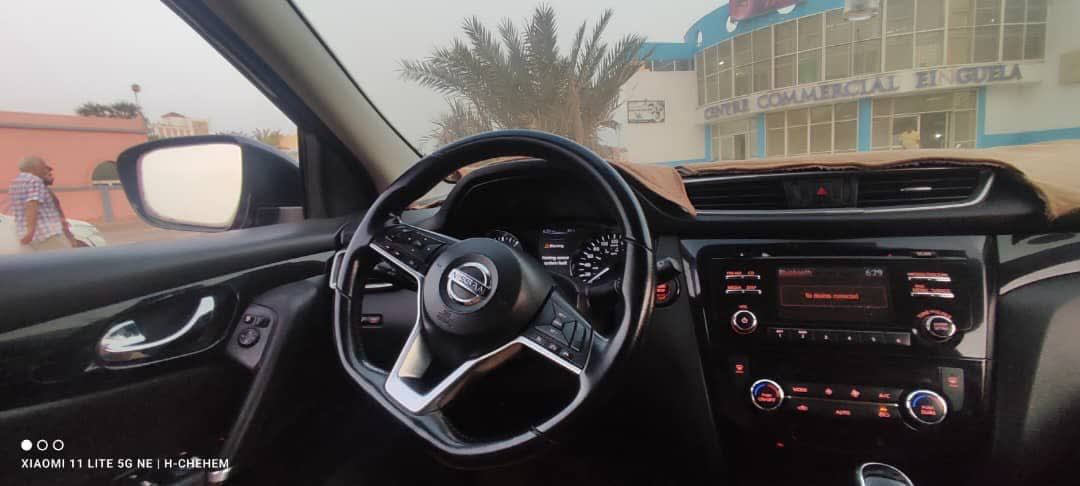 Nissan avec intérieur cuir et écran tactile en bon état