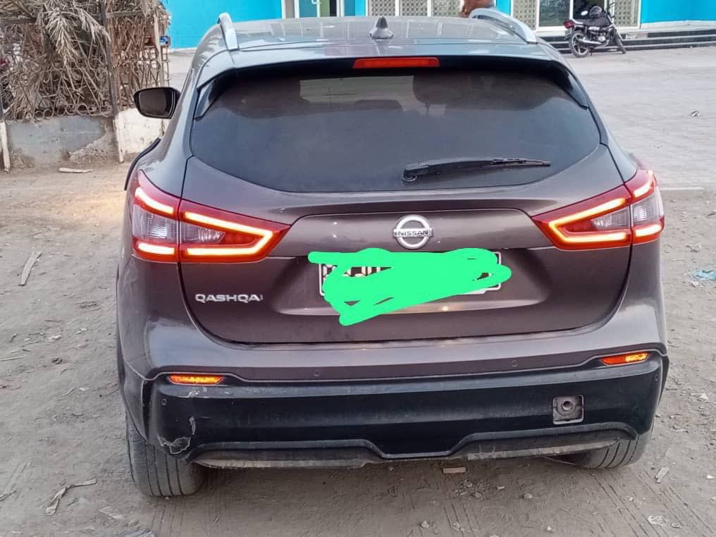 Nissan avec intérieur cuir et écran tactile en bon état