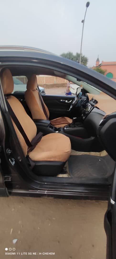 Nissan avec intérieur cuir et écran tactile en bon état