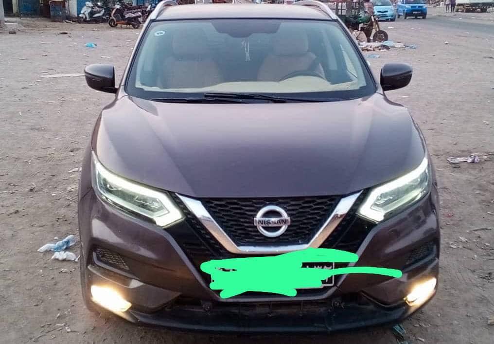 Nissan avec intérieur cuir et écran tactile en bon état