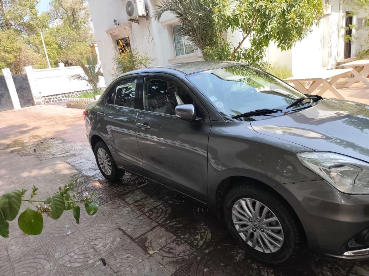 Suzuki Dzire grise en très bon état à saisir