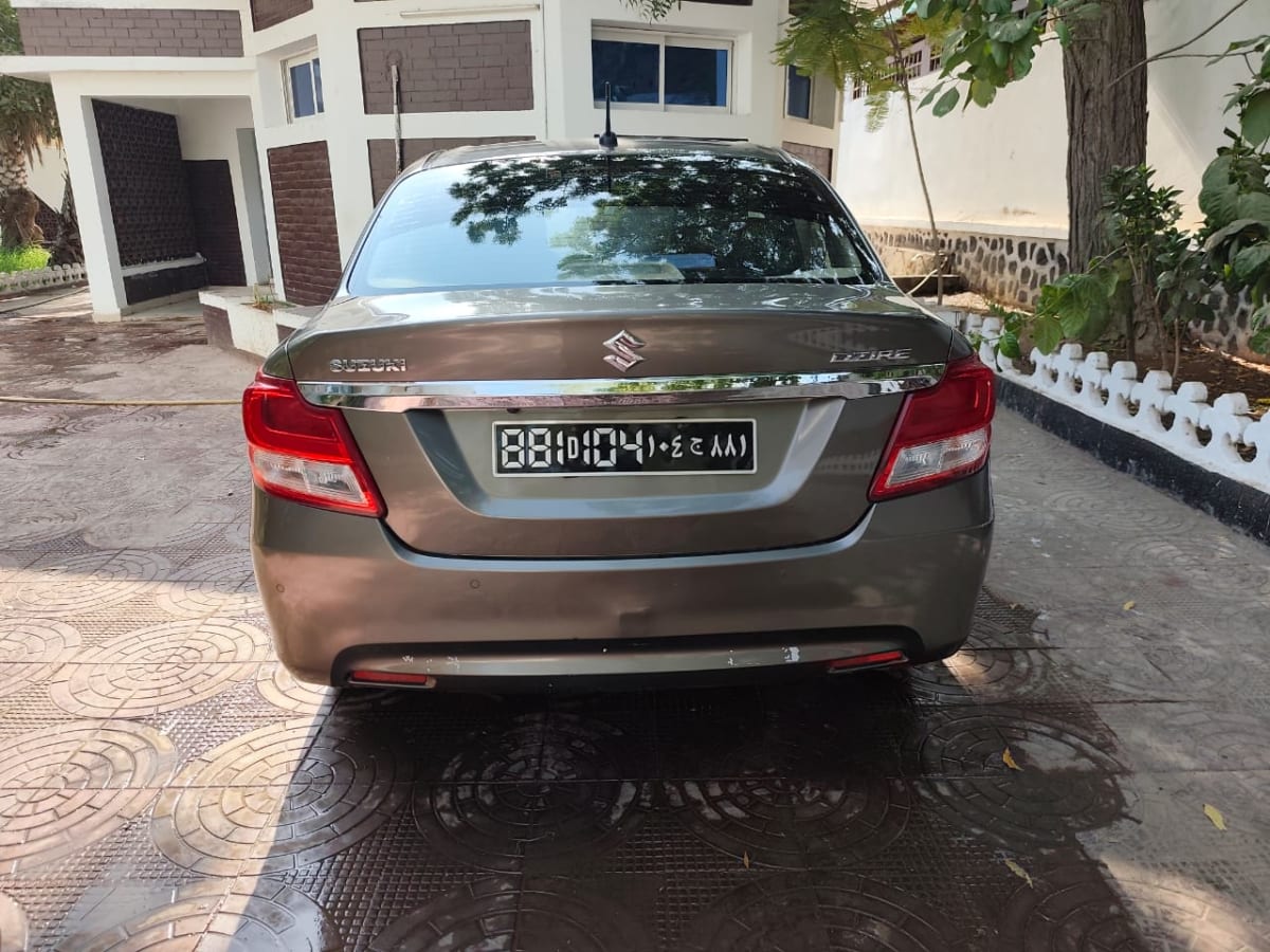 Suzuki Dzire grise en très bon état à saisir
