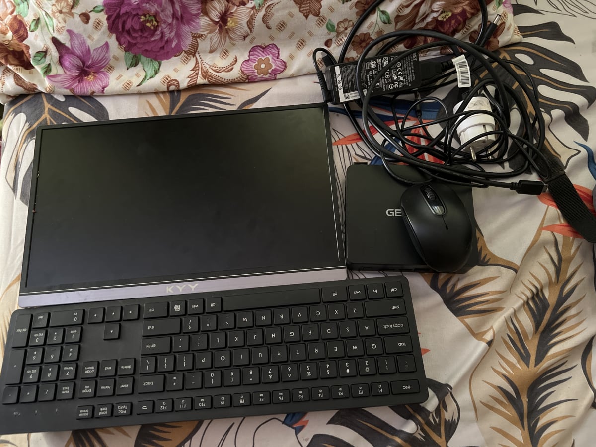Pack PC GEEKOM + Écran KYY 15,6” + Clavier & Souris sans fil