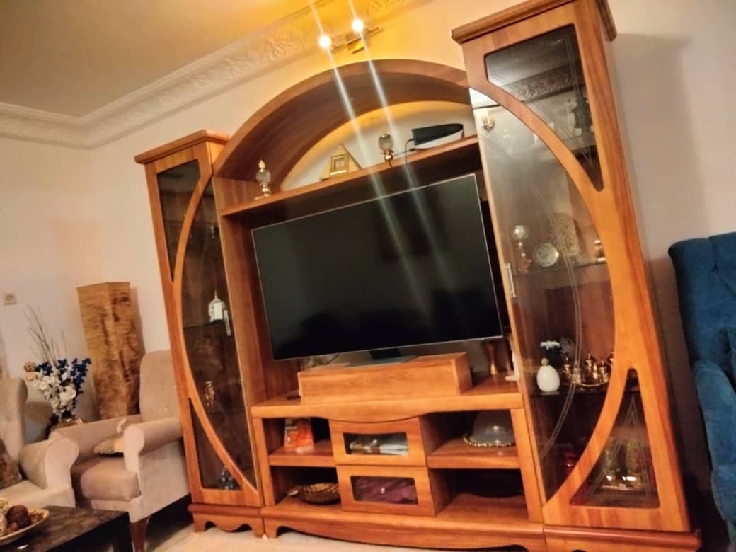 Meuble TV mural en bois avec vitrines - design élégant