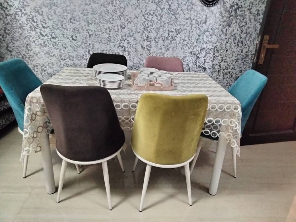 Table à manger avec 6 chaises velours colorées