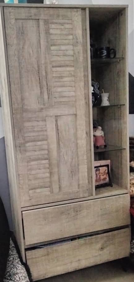 Armoire en bois avec étagères vitrées et tiroirs