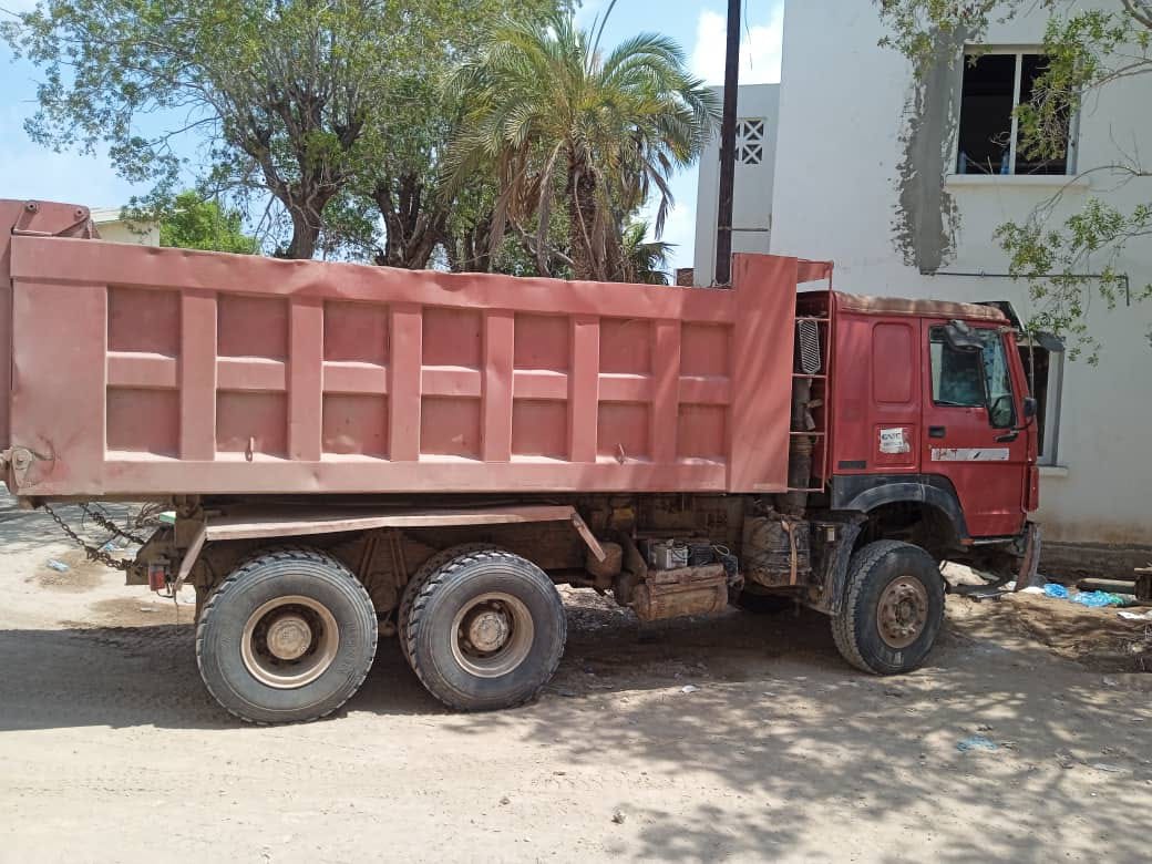 Camion benne 6 roues motrices, robuste et prêt au travail