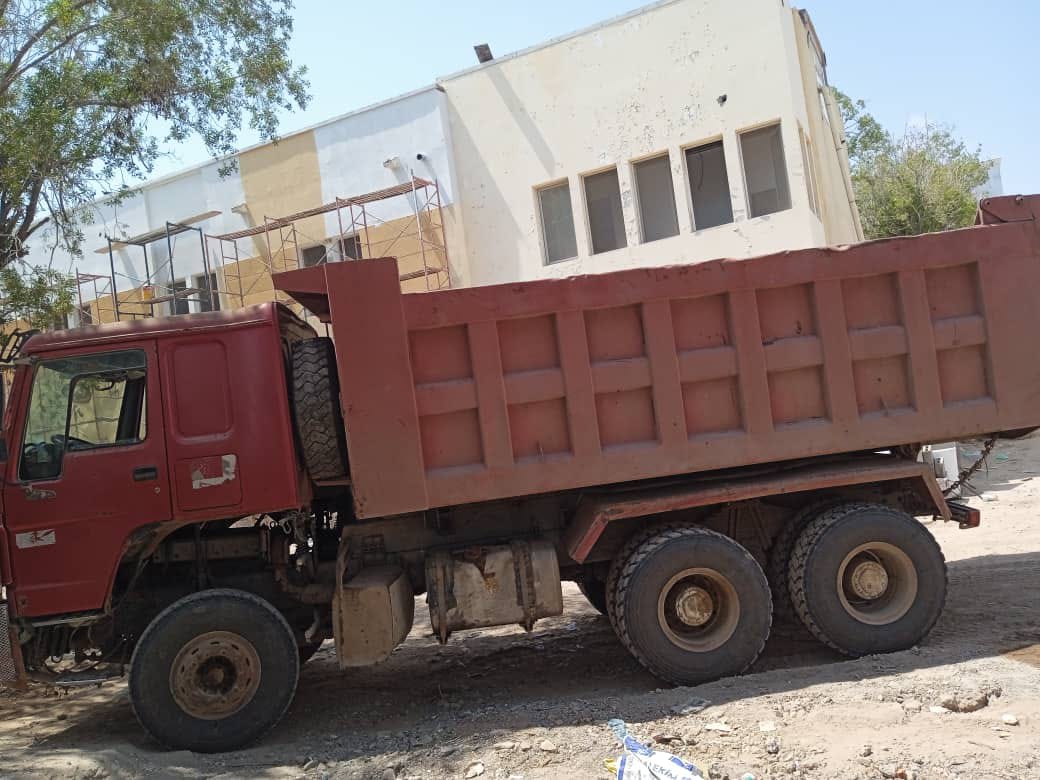 Camion benne 6 roues motrices, robuste et prêt au travail