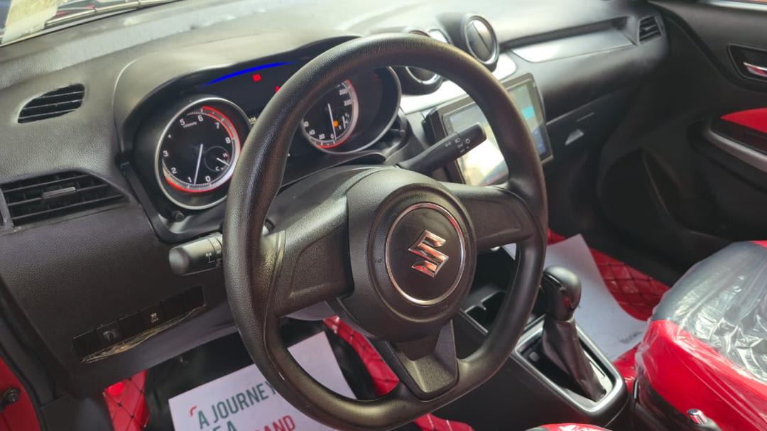 Suzuki Swift rouge, 20 000 km, automatique essence