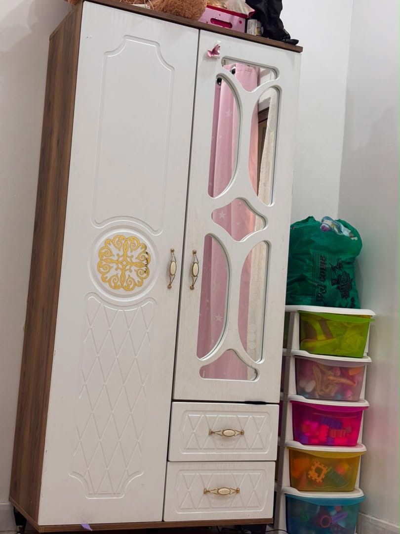 Lit enfant blanc avec barrières de sécurité et tiroirs