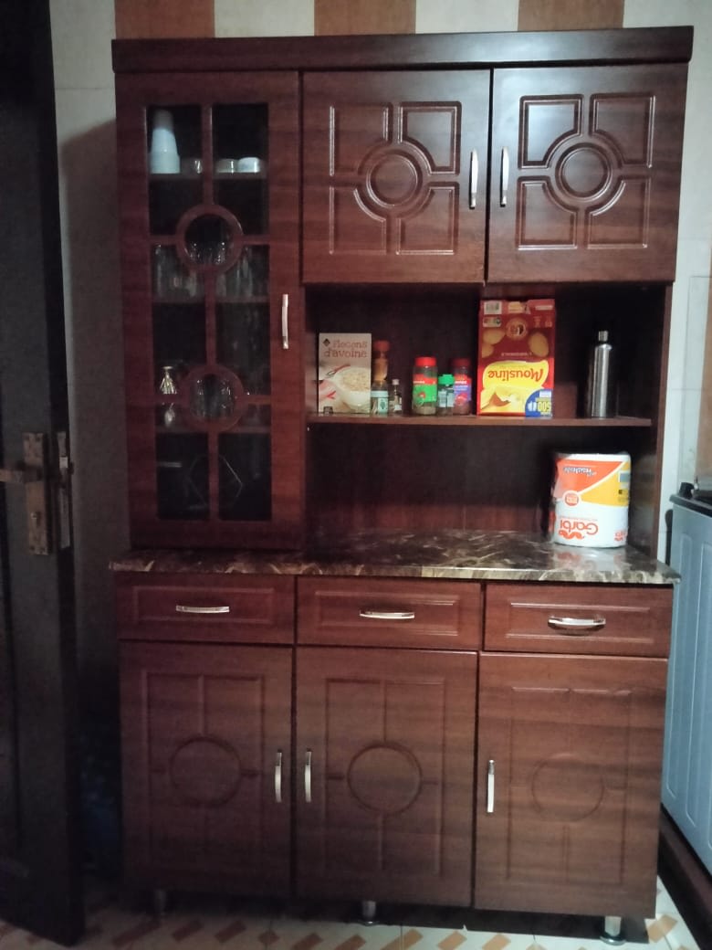 Buffet de cuisine en bois avec vitrine et plan de travail