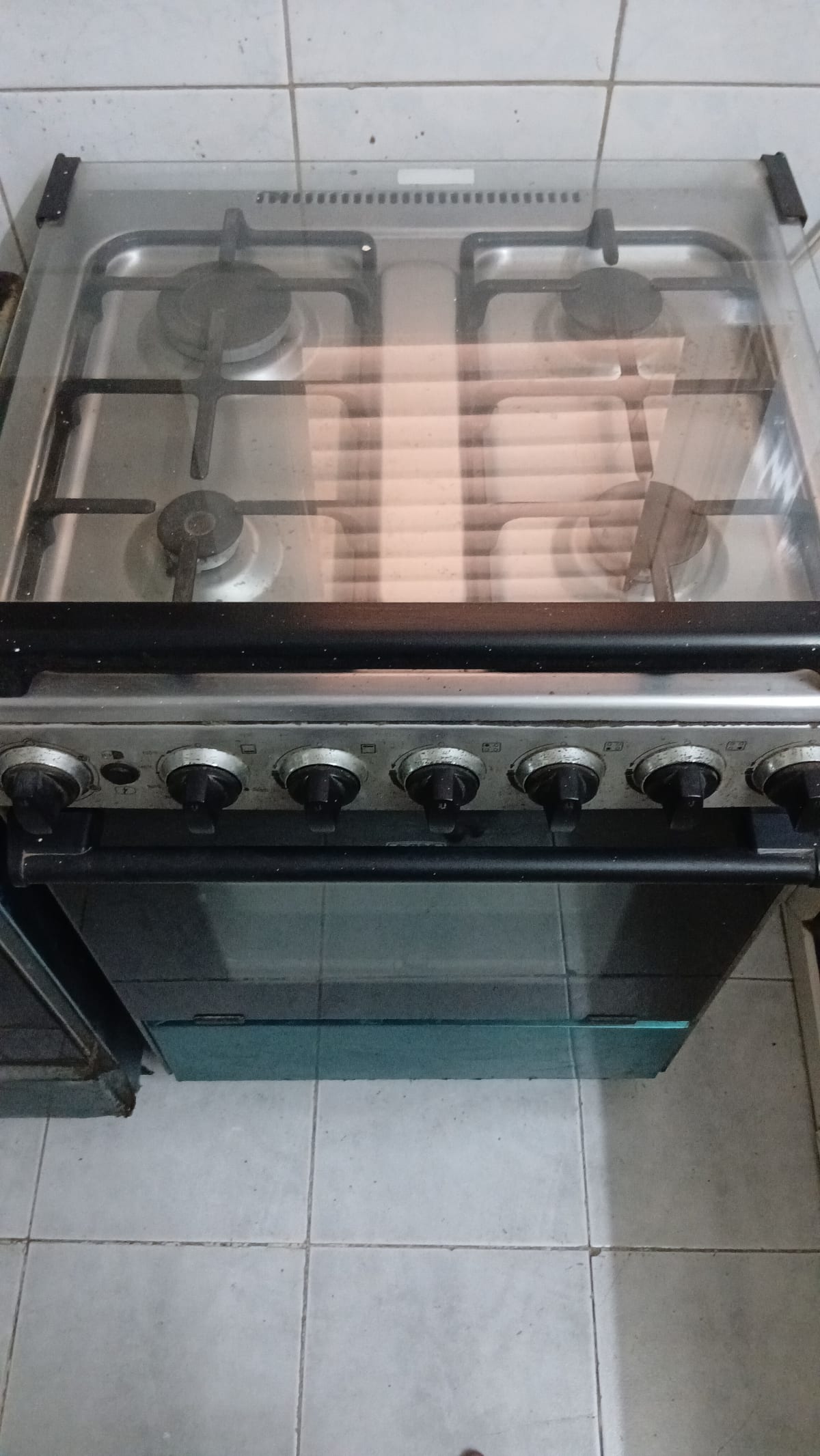 Cuisinière à gaz 4 feux avec four, fonctionnelle