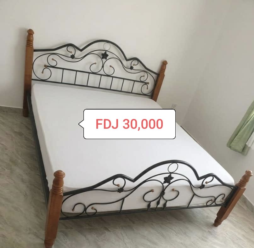 Lit double en fer forgé et bois avec matelas