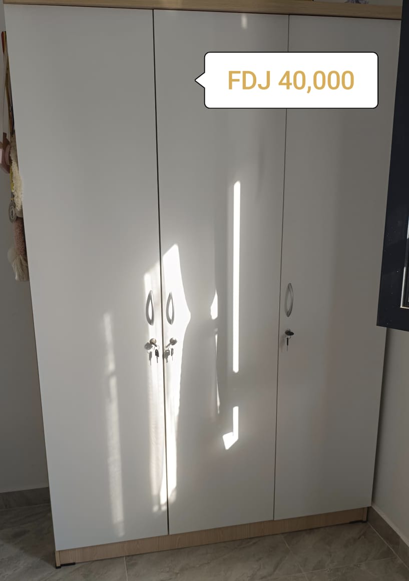 Lit double en fer forgé et bois avec matelas