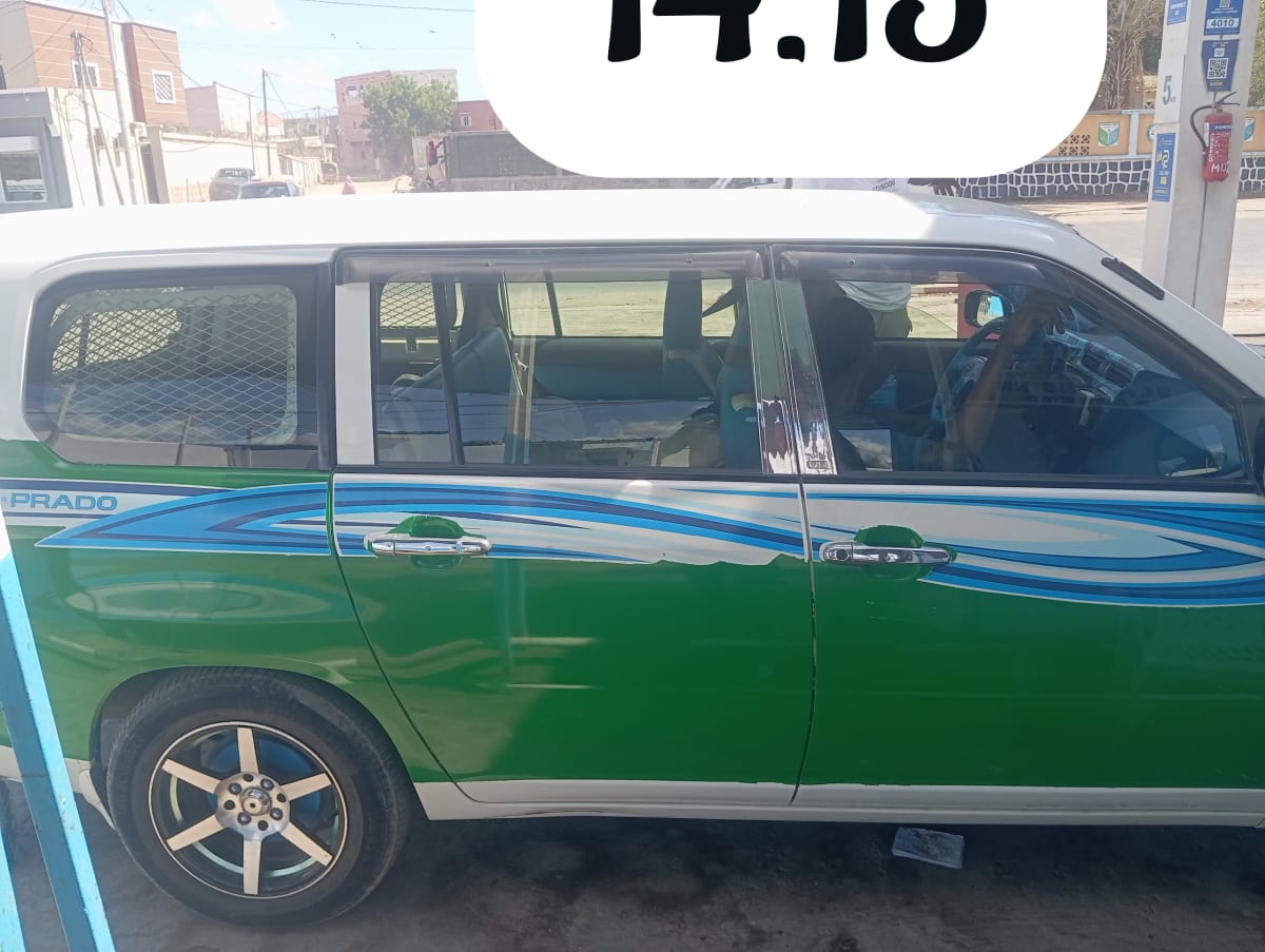 Toyota Prado type taxi, bicolore vert et blanc