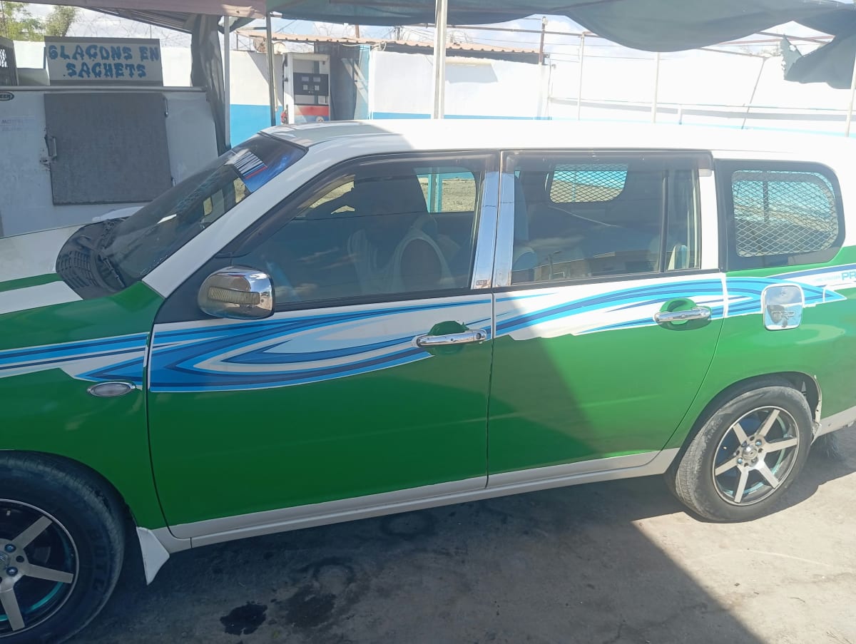 Toyota Prado type taxi, bicolore vert et blanc