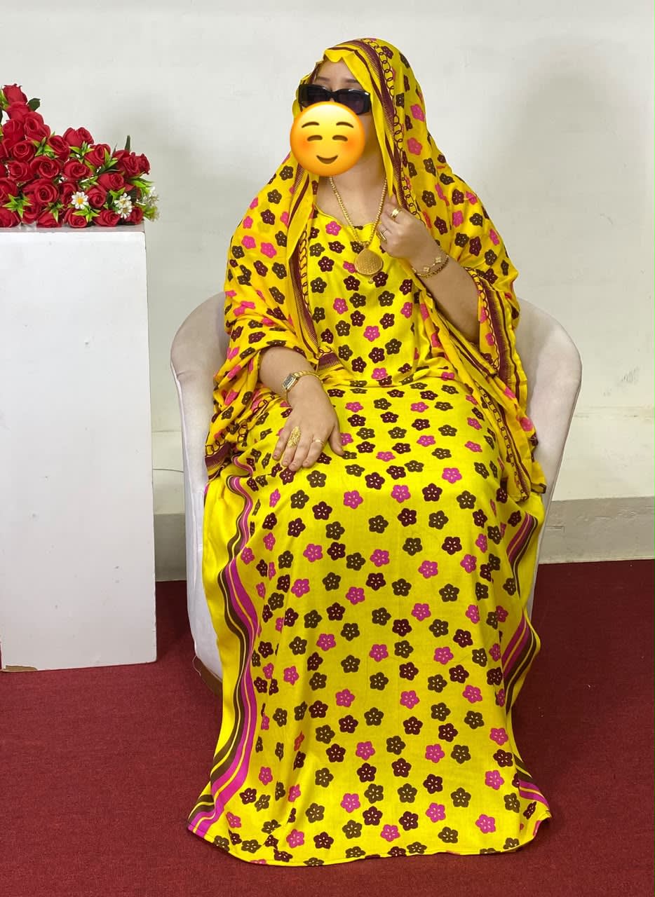 Robe traditionnelle jaune à fleurs avec foulard assorti