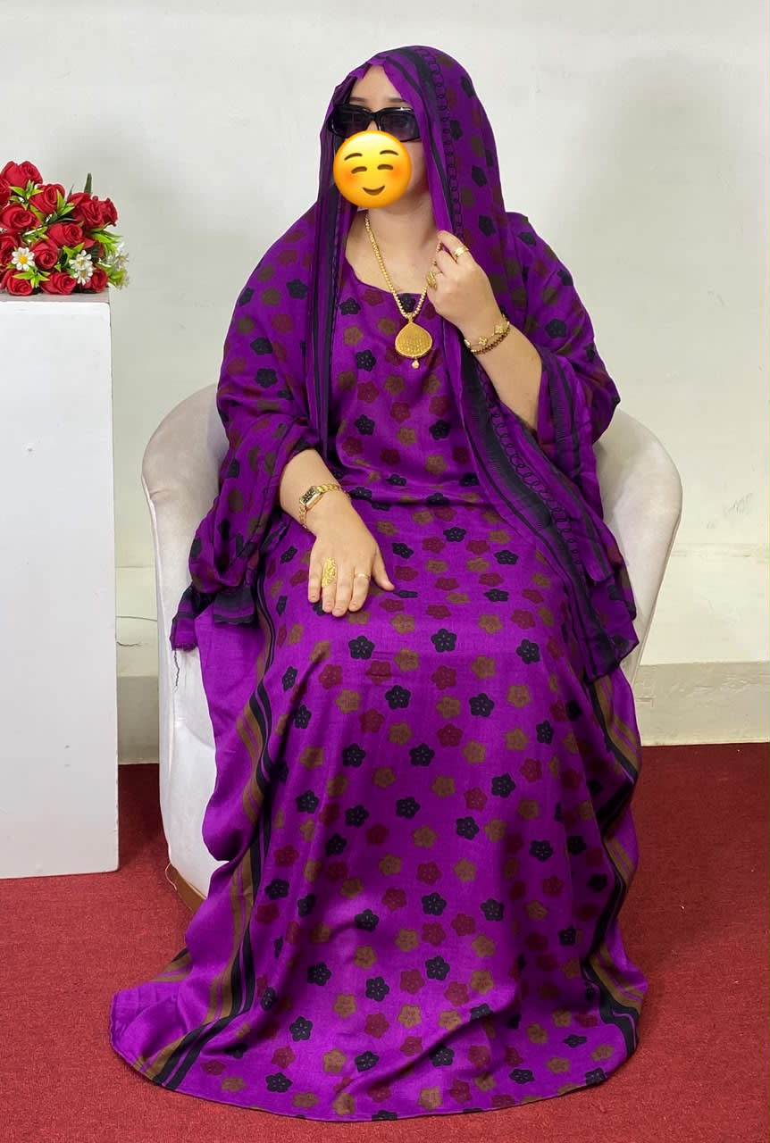 Robe traditionnelle jaune à fleurs avec foulard assorti
