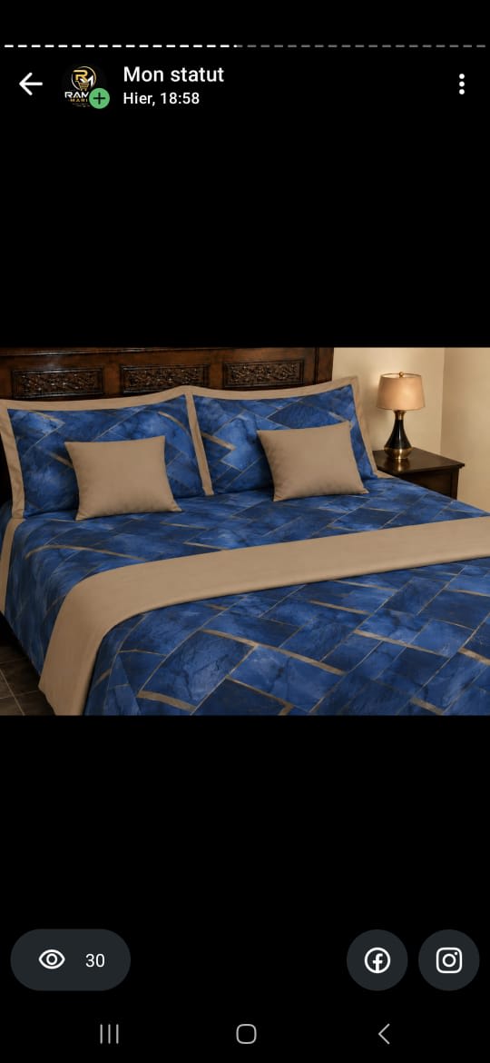 Parure de lit bleu et beige, motif géométrique élégant
