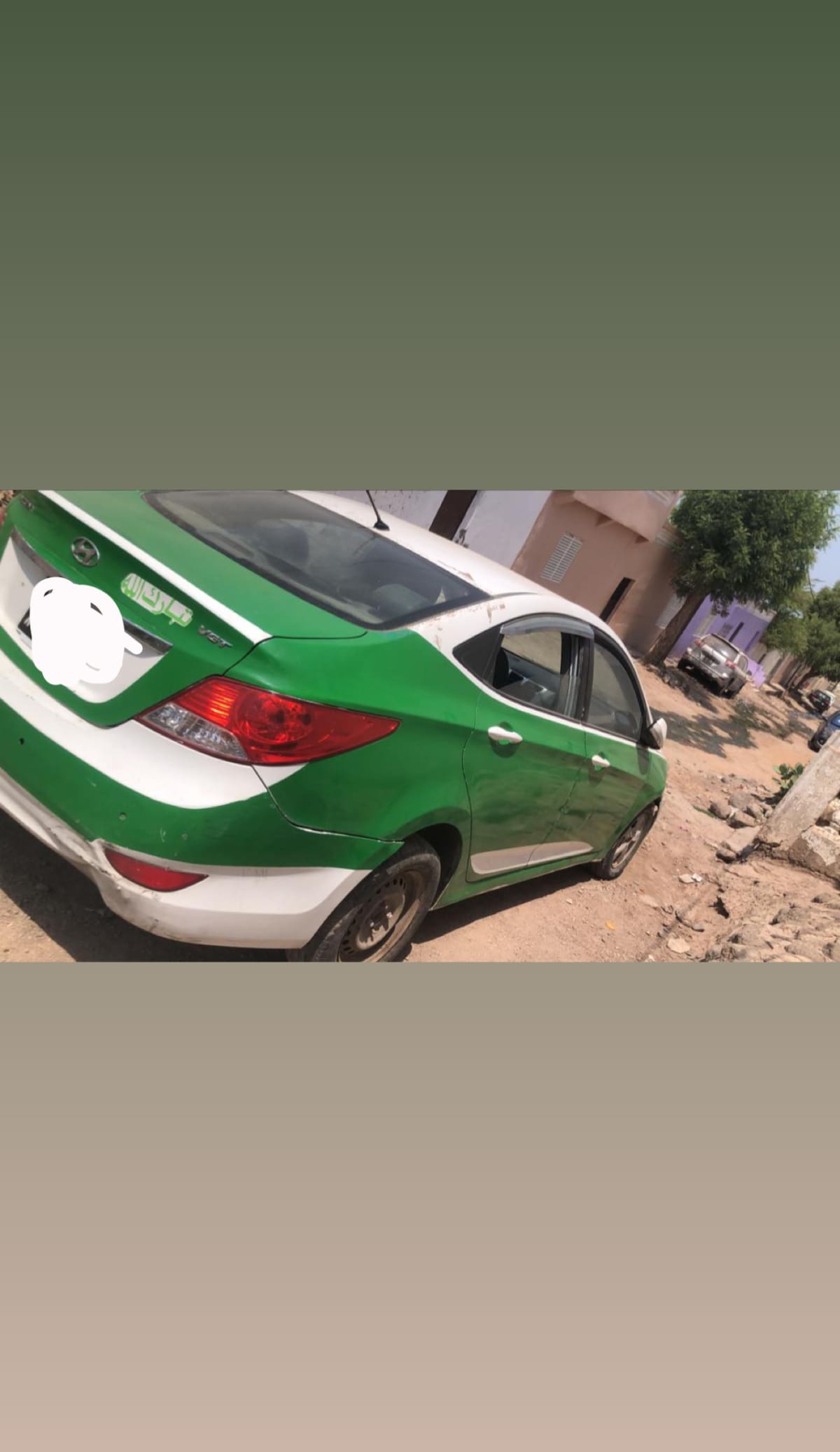 Hyundai Accent taxi, livrée vert et blanc, à saisir