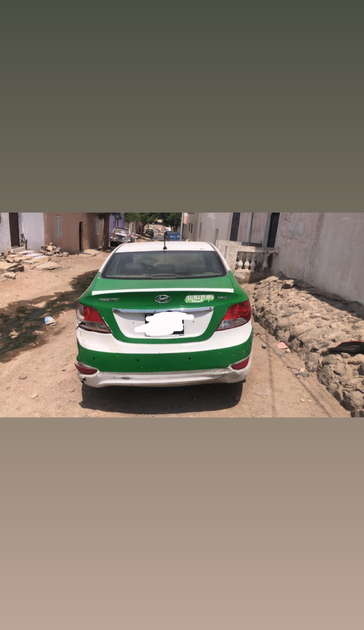 Hyundai Accent taxi, livrée vert et blanc, à saisir