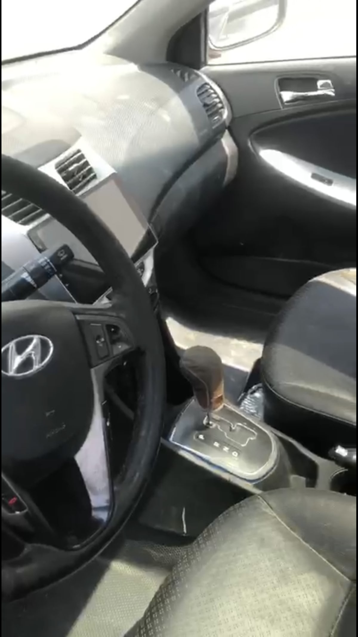 Hyundai Accent taxi, livrée vert et blanc, à saisir