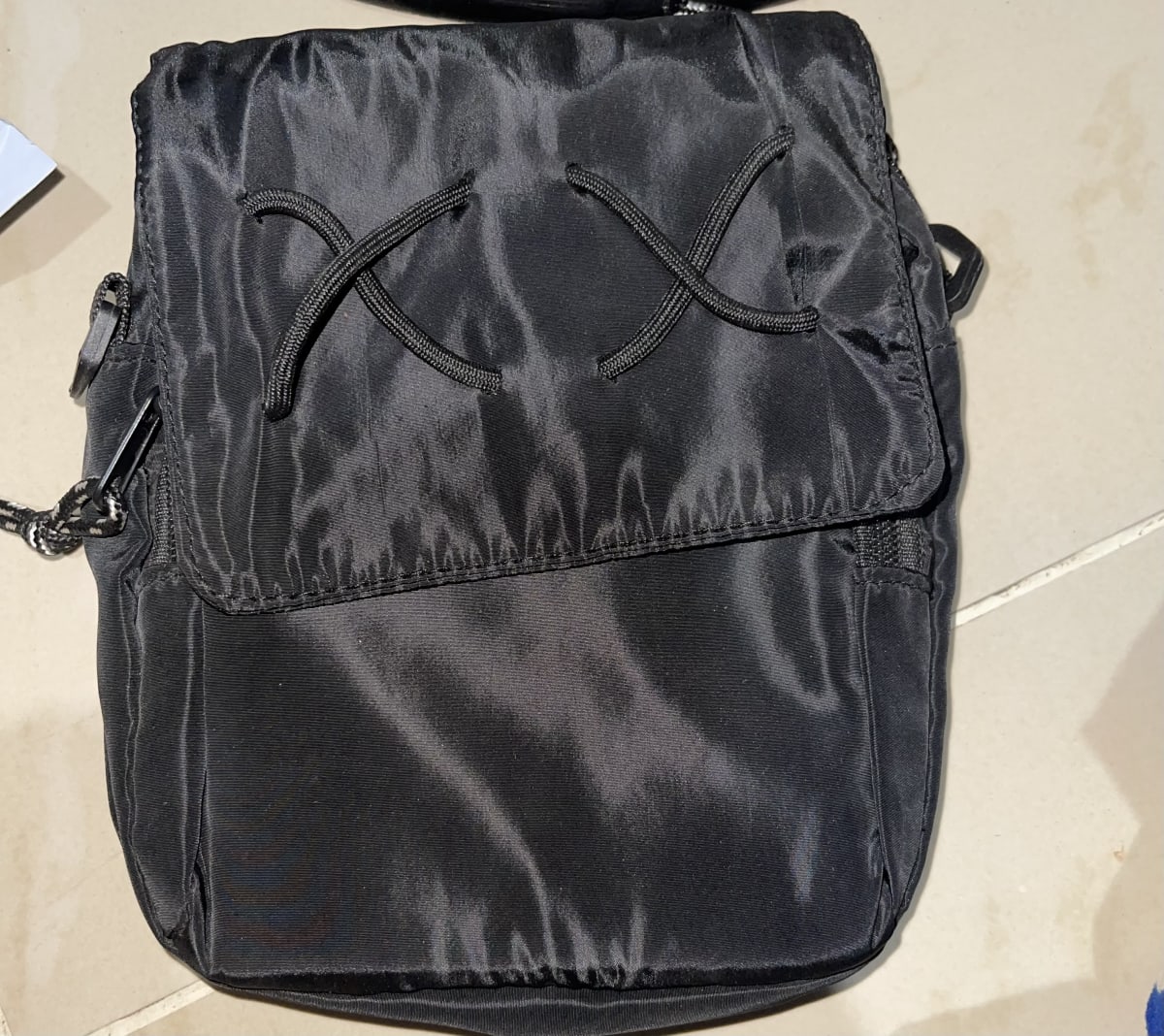 Sacoche bandoulière noire avec poches multiples