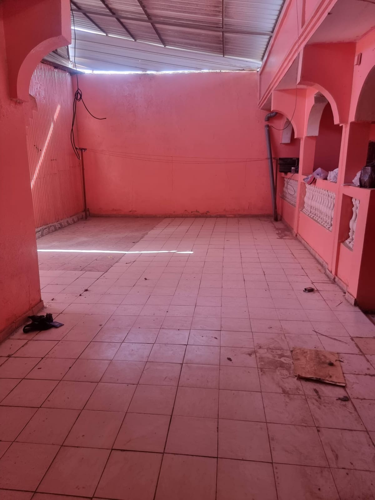 Maison F5 282 m² en dur avec marbre près route Hayableh