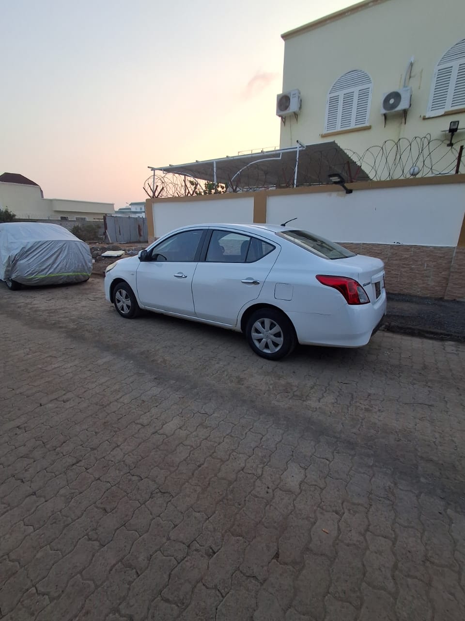 Nissan Sunny blanche, 61 500 km, très bon état