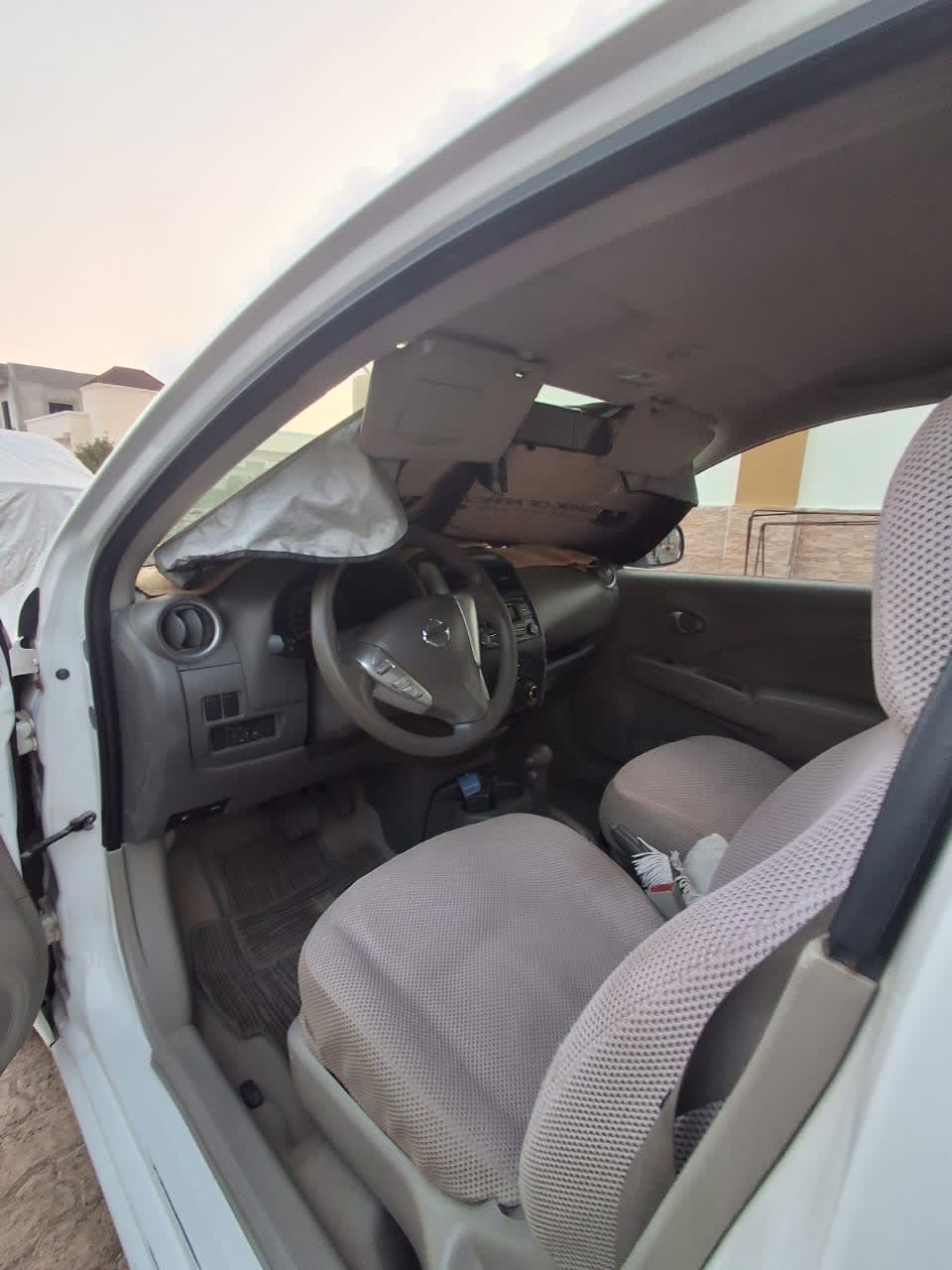 Nissan Sunny blanche, 61 500 km, très bon état