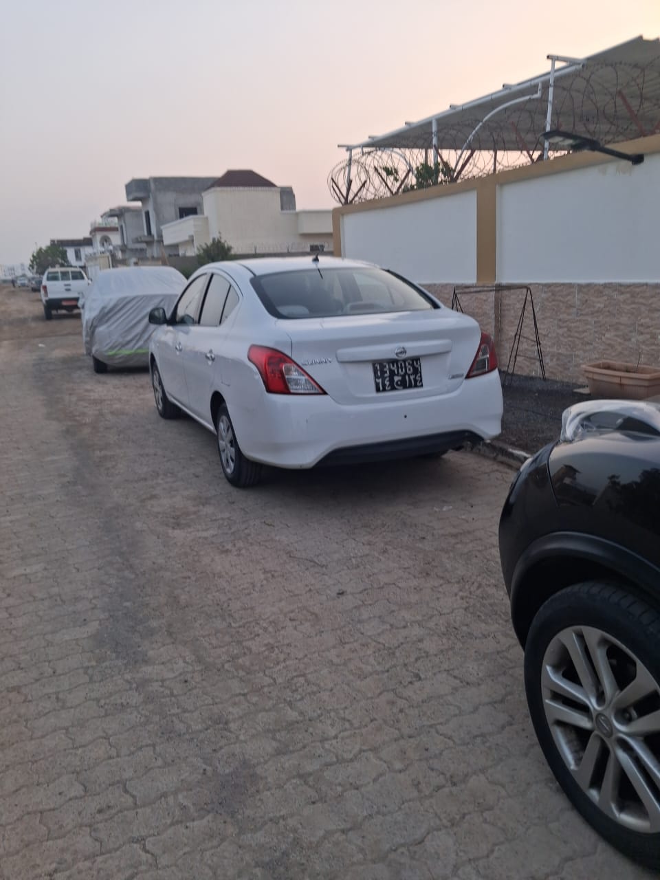 Nissan Sunny blanche, 61 500 km, très bon état