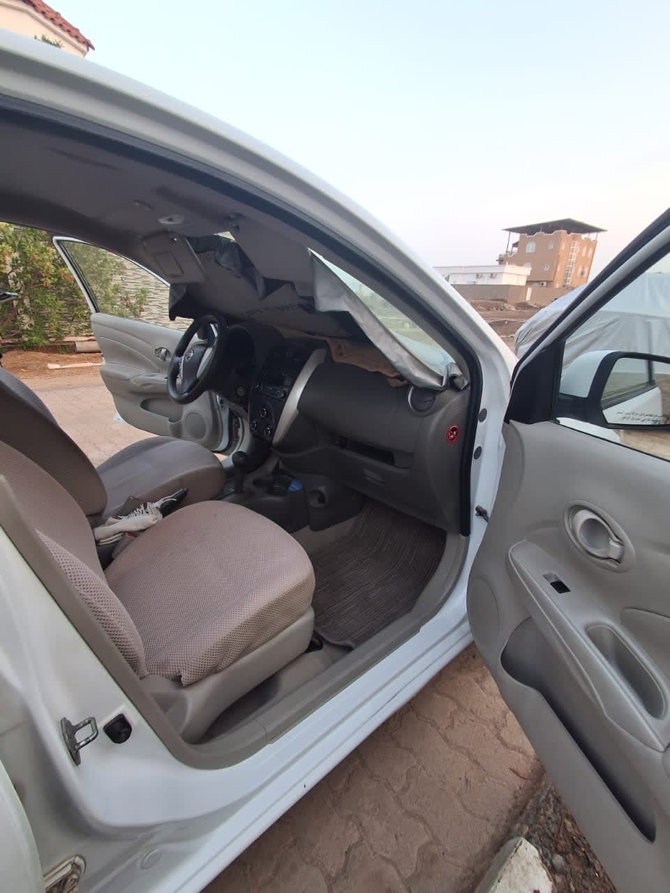 Nissan Sunny blanche, 61 500 km, très bon état