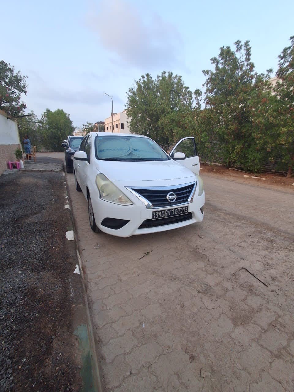 Nissan Sunny blanche, 61 500 km, très bon état