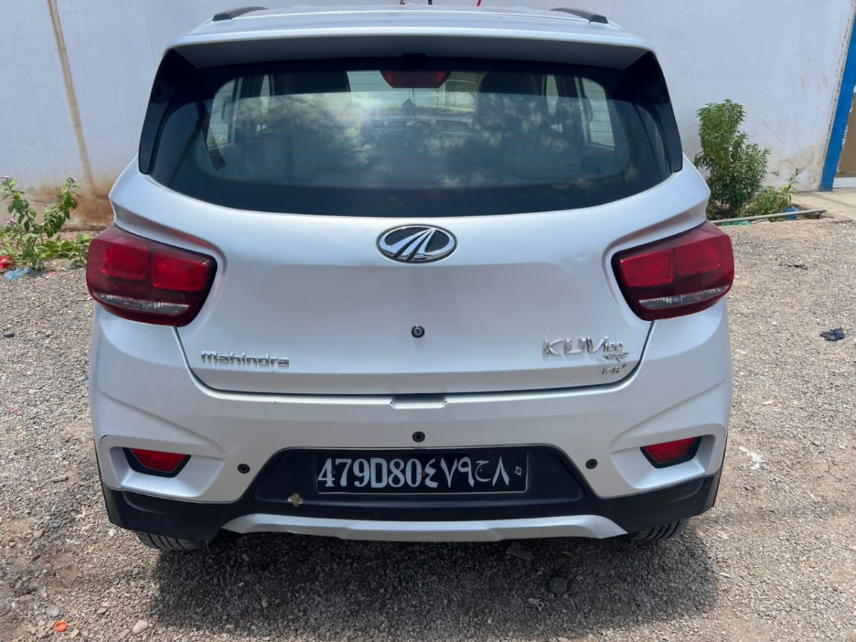 Mahindra KUV100 blanche, 69 000 km, état quasi neuf