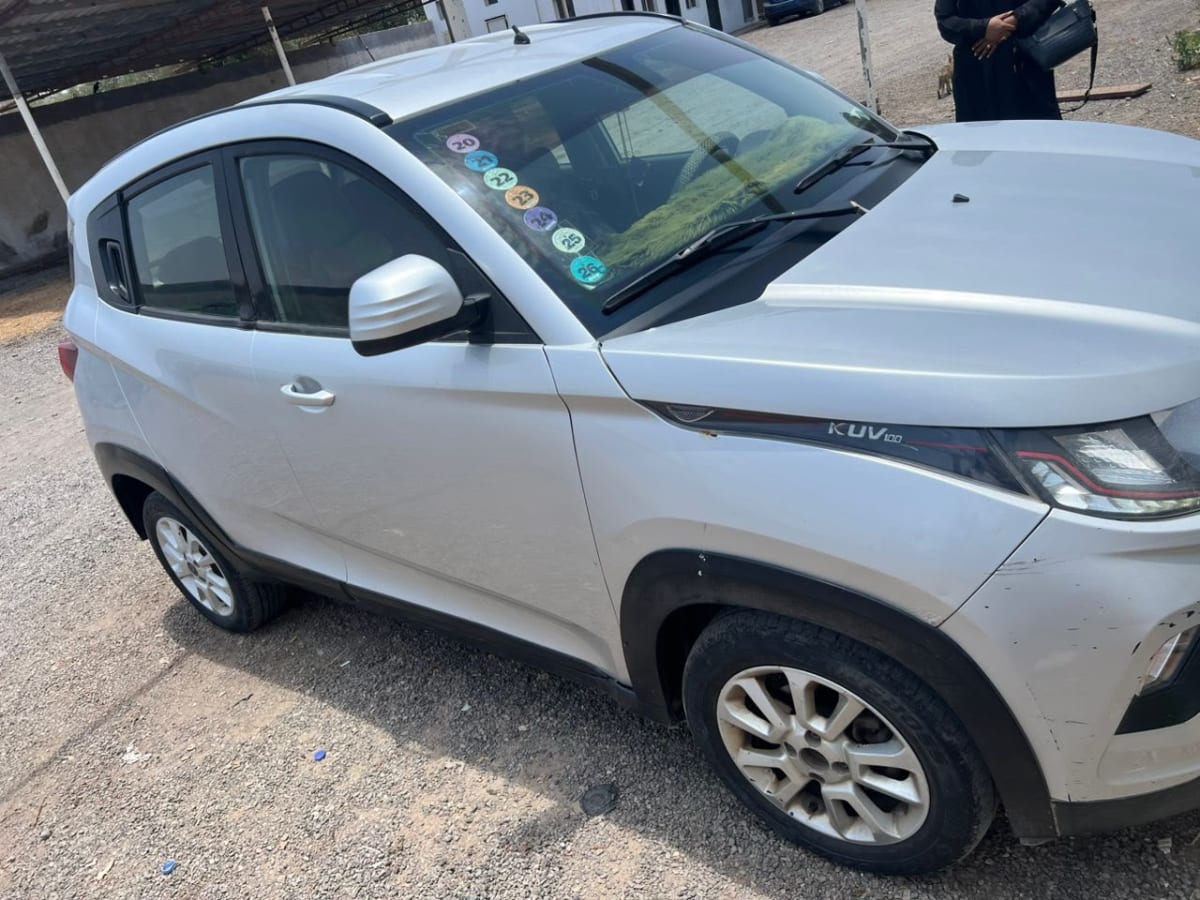 Mahindra KUV100 blanche, 69 000 km, état quasi neuf
