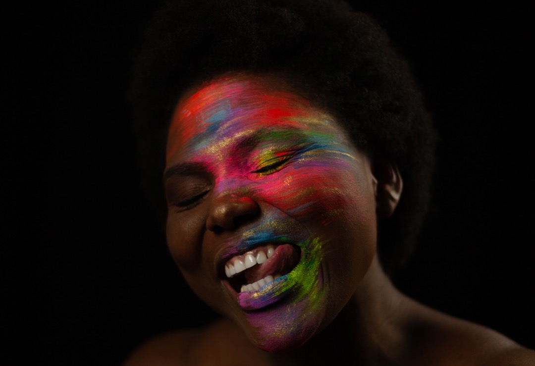 Zenah en fotografía oficial de prensa para el visualizer de SOLA