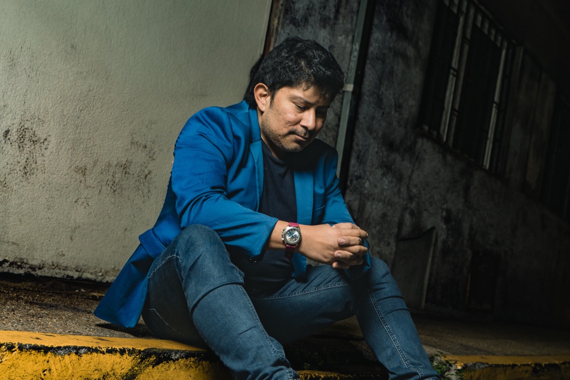 Jerry Reckless en imagen oficial de prensa para el lanzamiento de Tragaluz