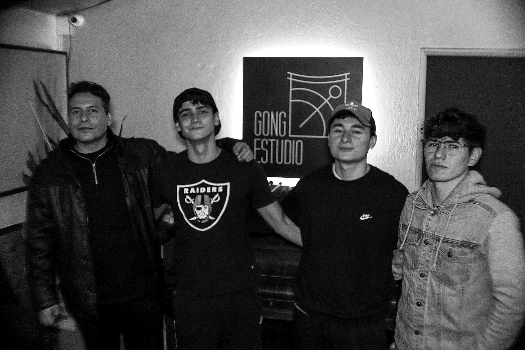 Pe eMe, fotografía oficial de prensa en estudio