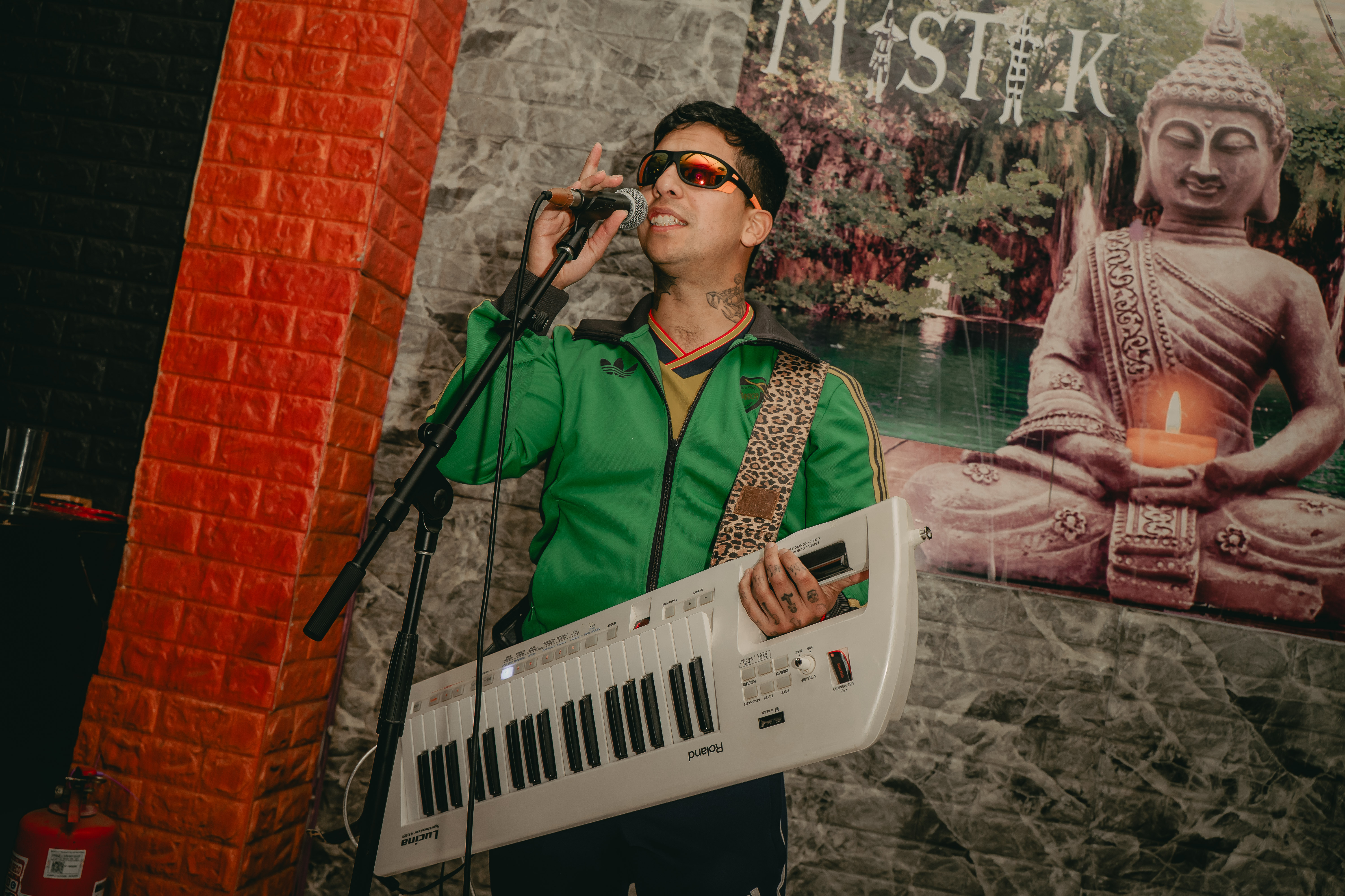 Aerre.cl, músico Ariel, cantando y tocando teclado durante presentación en vivo