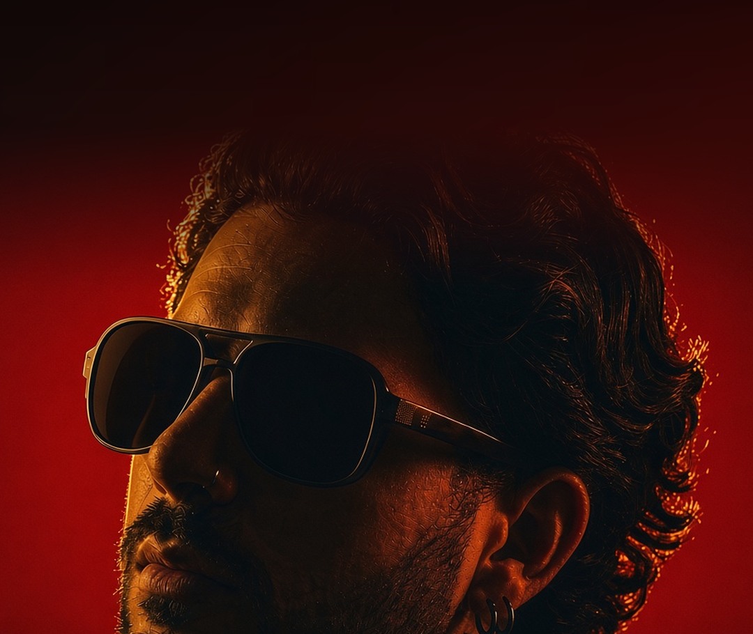 Retrato de prensa de ARAKE con iluminación roja, fotografía editorial sin texto promocional