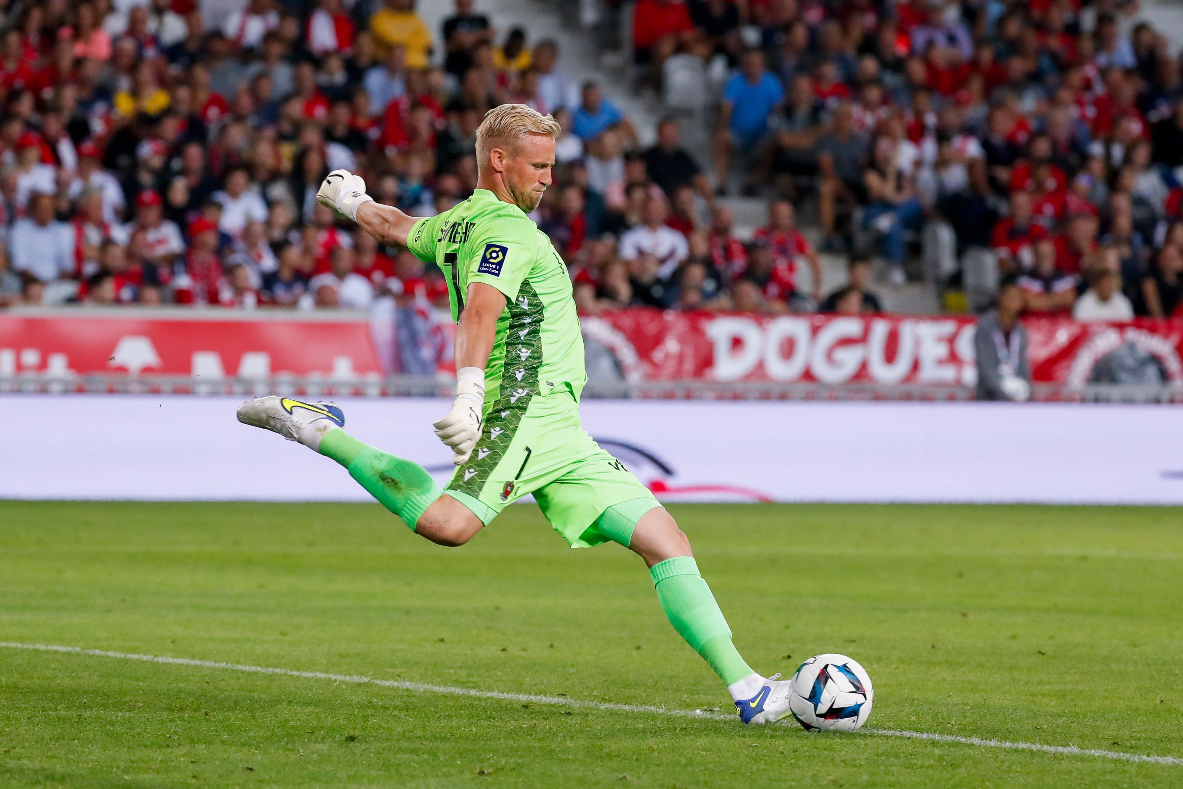 Is long distribution a dying goalkeeper skill?