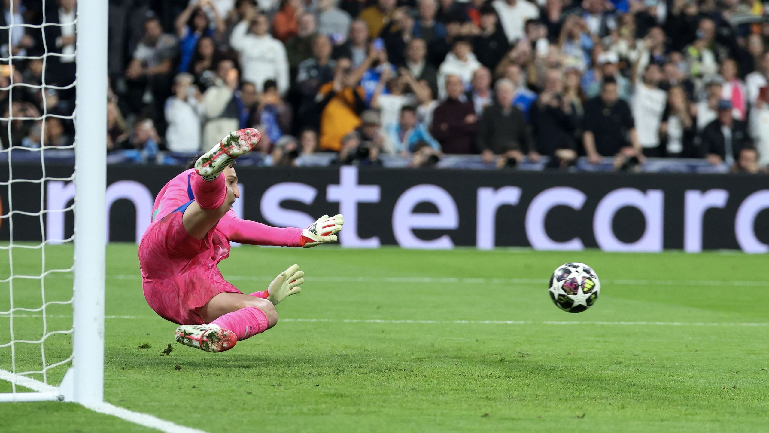 The Week in Goalkeeping 34: Keeper subbed off, penalty save in Madrid, and more