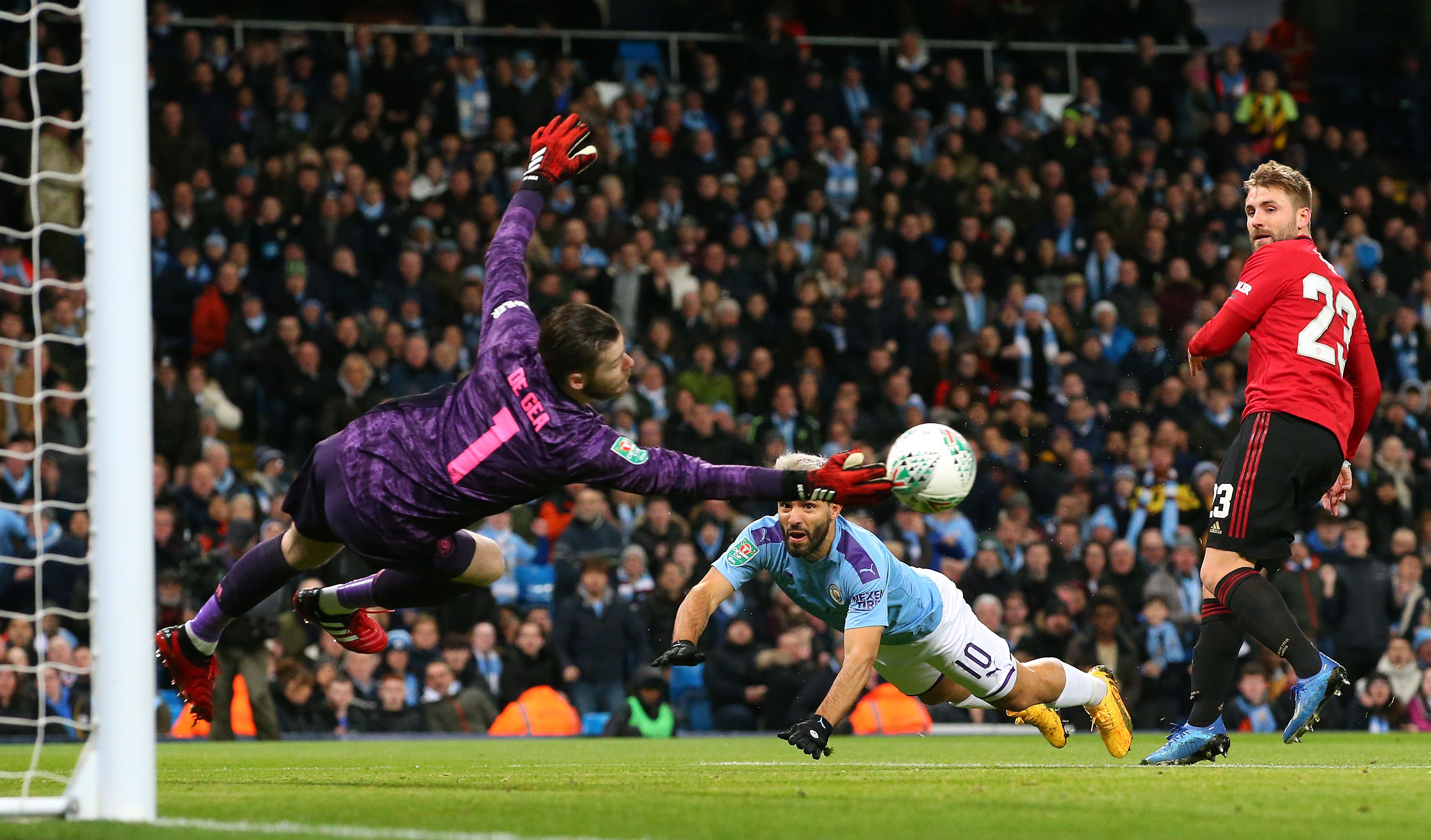 De Gea saves from Sergio Aguero's header in the 2020/21 Carabao Cup Semi-Final at the Etihad