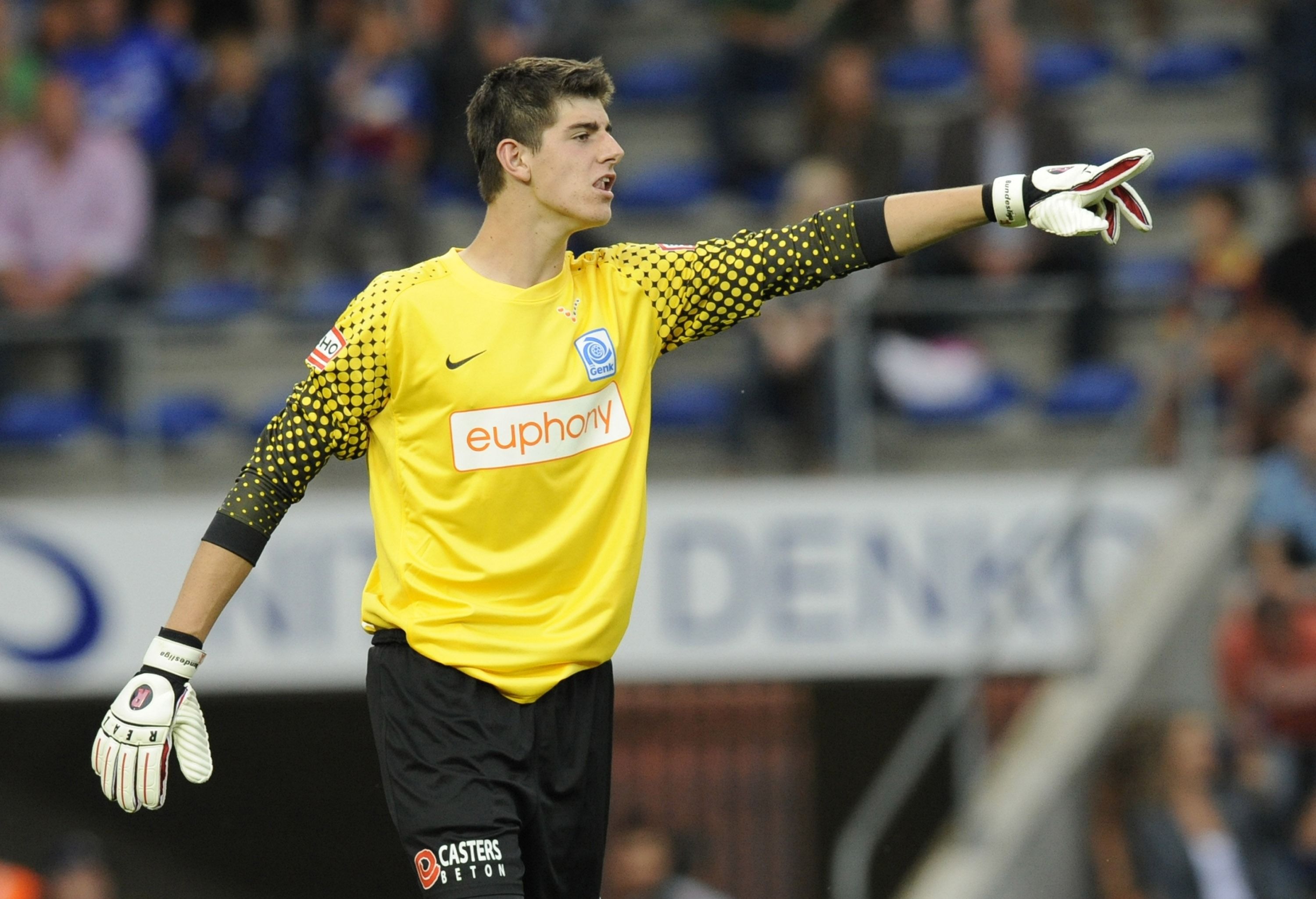 Thibaut Courtois points at his defenders playing for Genk (Goalkeeper.com)