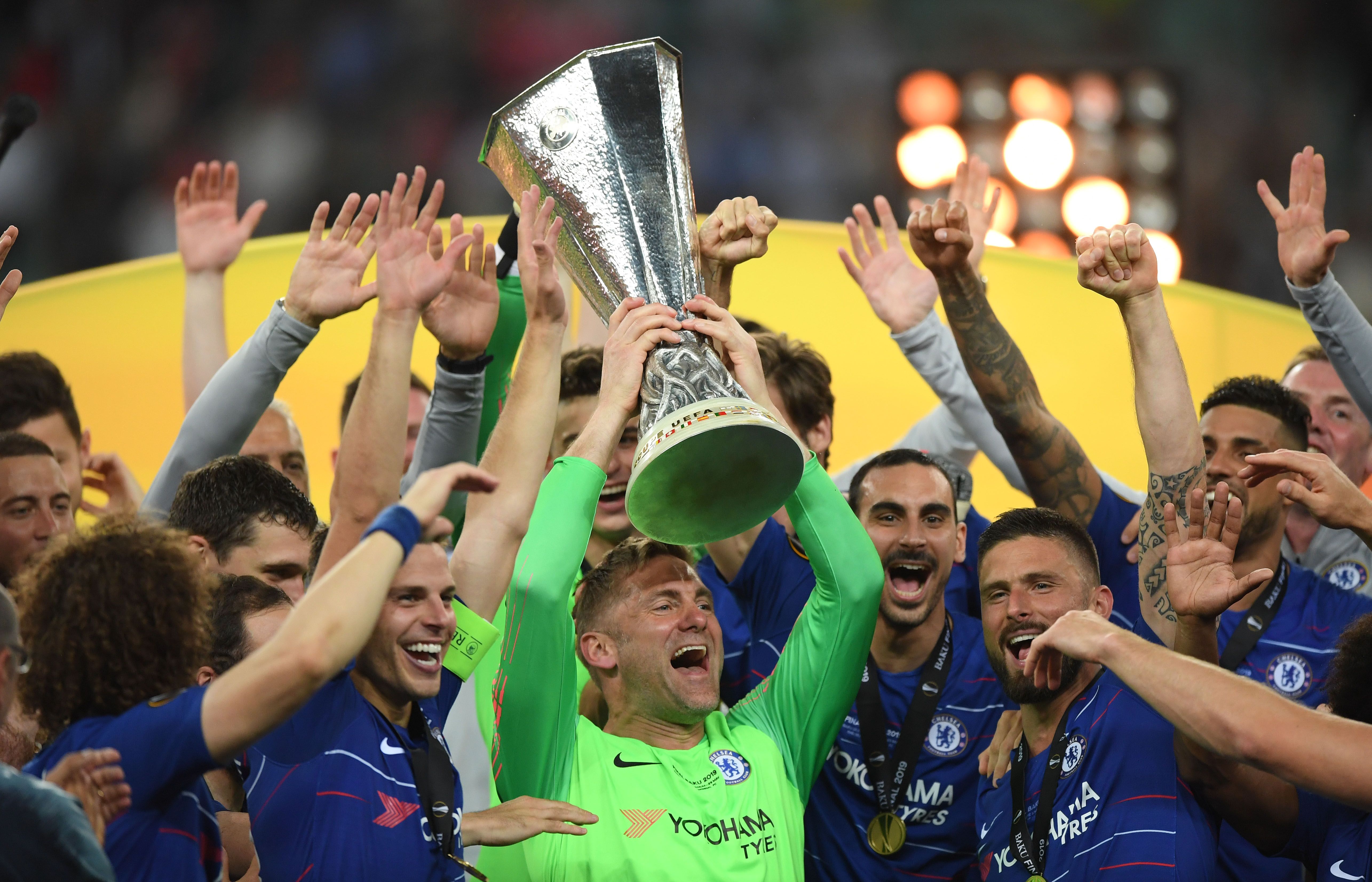 Rob Green lifts the Europa League trophy wearing a green Chelsea Kit (Goalkeeper.com)